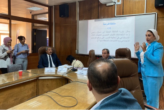 جانب من الحلقة النقاشية