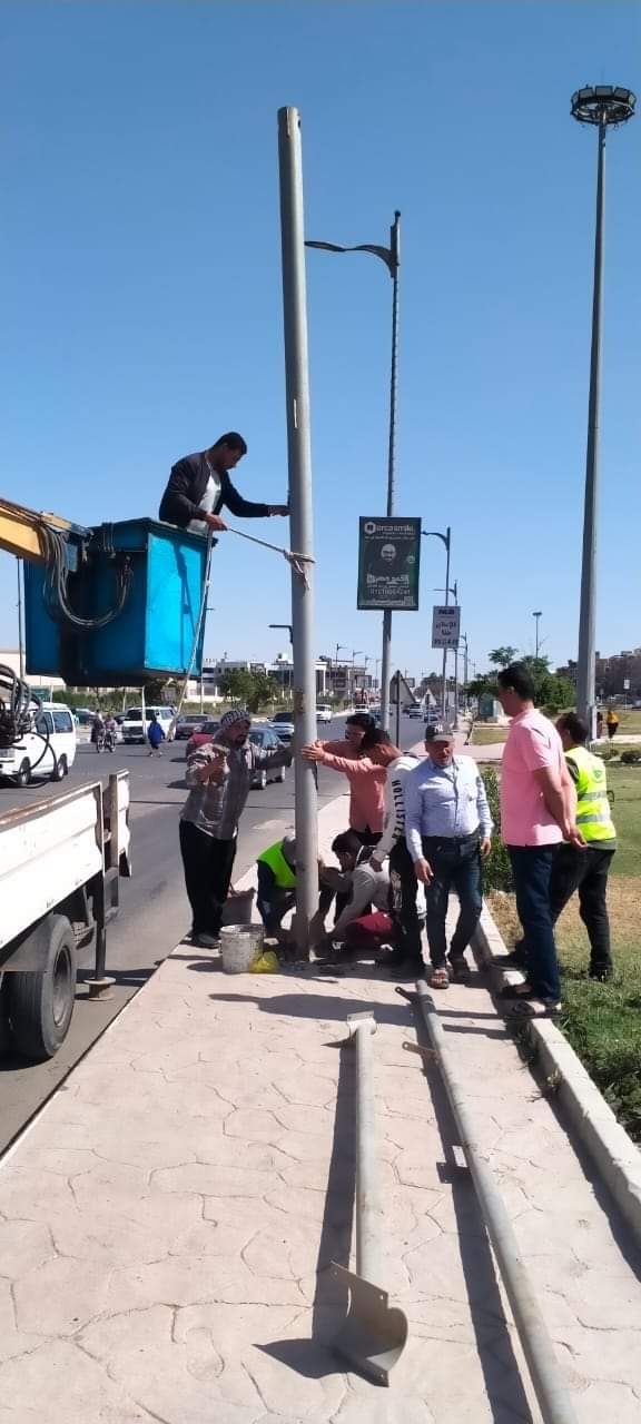 تركيب عدد (٢) إشارة مرورية استجابة لشكاوى المواطنين بمدينة العبور