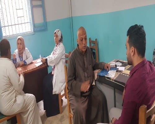  علاج ٣٩٠ حالة فى قافلة طبية لجامعة بنها بقرية ميت كنانة بطوخ