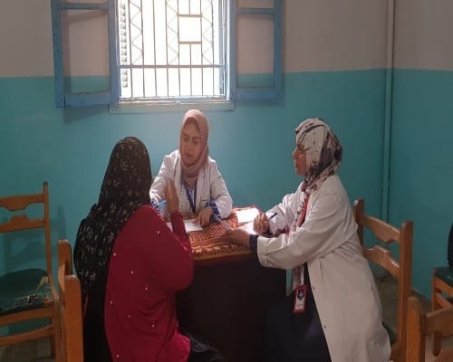  علاج ٣٩٠ حالة فى قافلة طبية لجامعة بنها بقرية ميت كنانة بطوخ
