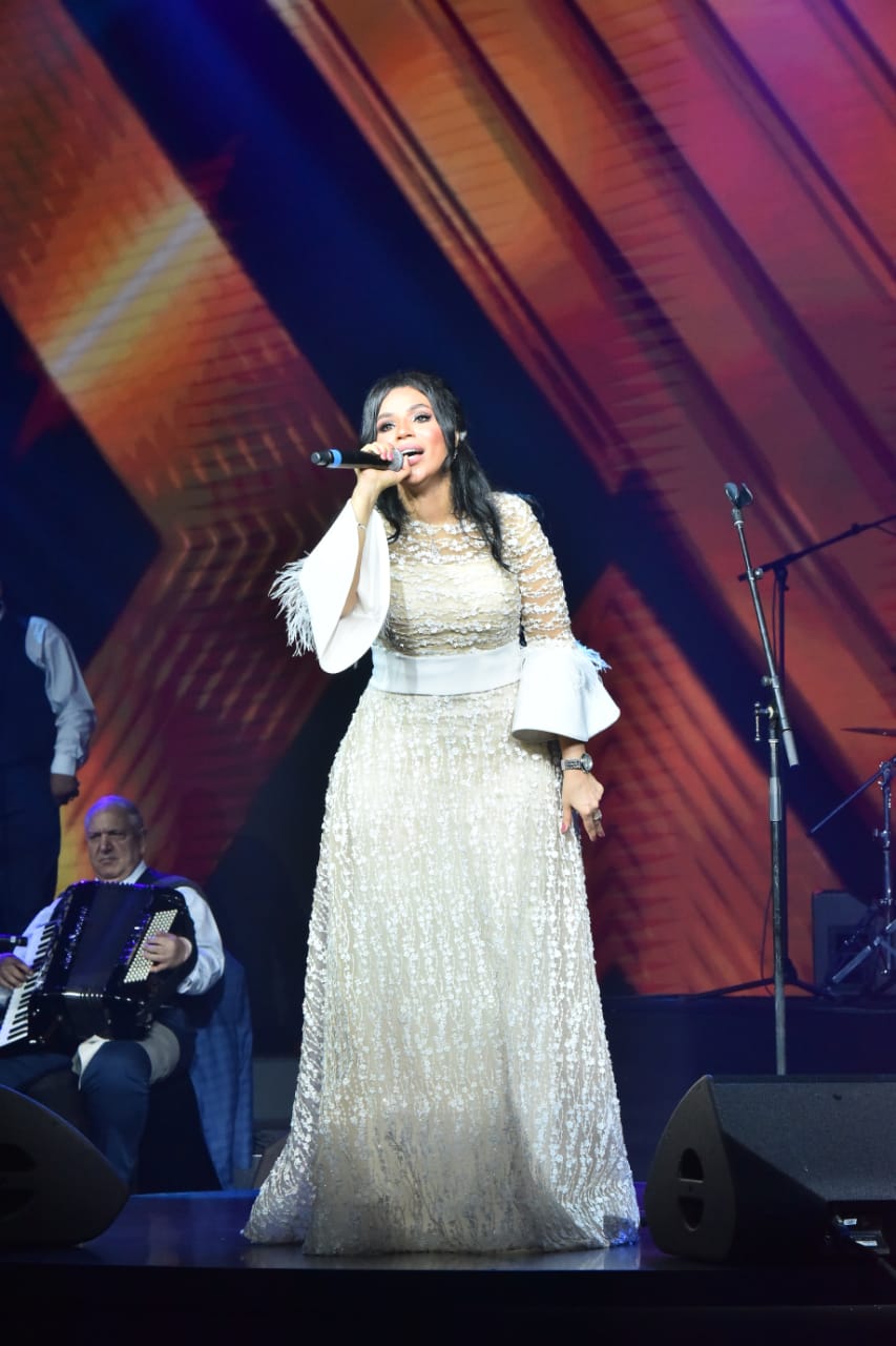 أمينة والعراقي محمد السالم يشعلان المسرح الروماني في جده بـدويتو