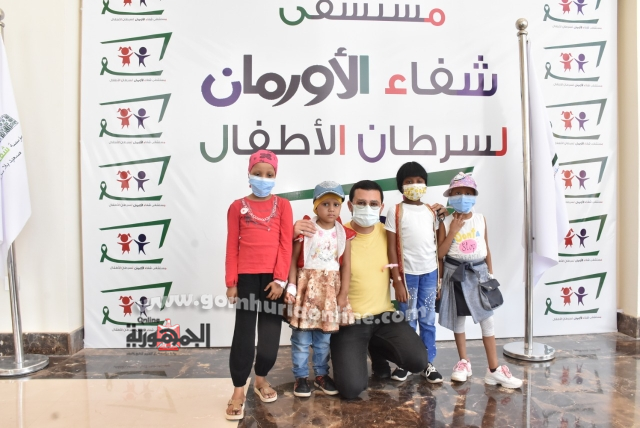 بقصيدة قمر : المنشد مصطفي عاطف يدخل البهجة في قلوب مرضي السرطان بمستشفى شفاء الاورمان بالأقصر