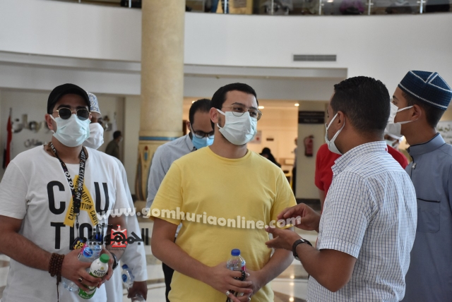 بقصيدة قمر : المنشد مصطفي عاطف يدخل البهجة في قلوب مرضي السرطان بمستشفى شفاء الاورمان بالأقصر