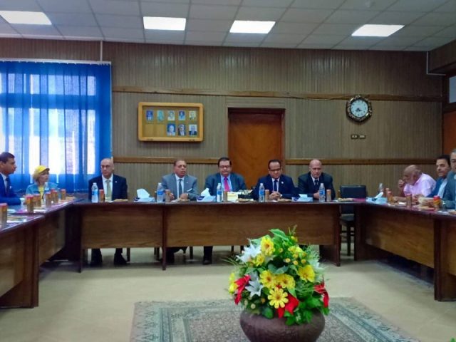 تكريم عميد هندسة الزقازيق وتسليم جوائز التفوق الاكاديمى والادارى