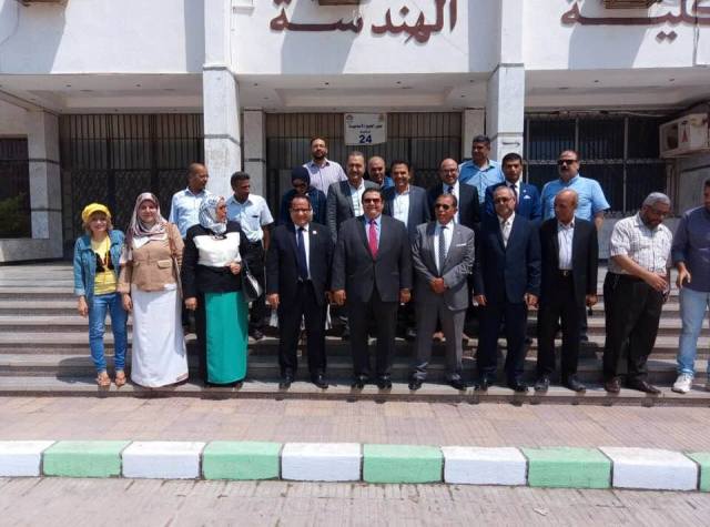تكريم عميد هندسة الزقازيق وتسليم جوائز التفوق الاكاديمى والادارى