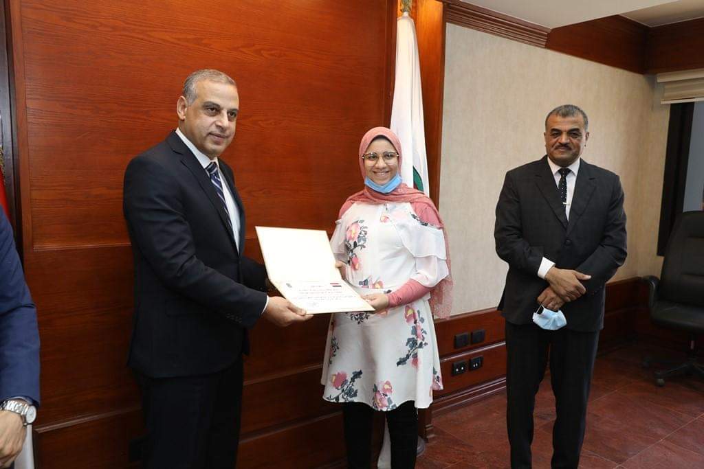 محافظ سوهاج يكرم أوائل الثانوية العامة على مستوى الجمهورية من أبناء المحافظة صور
