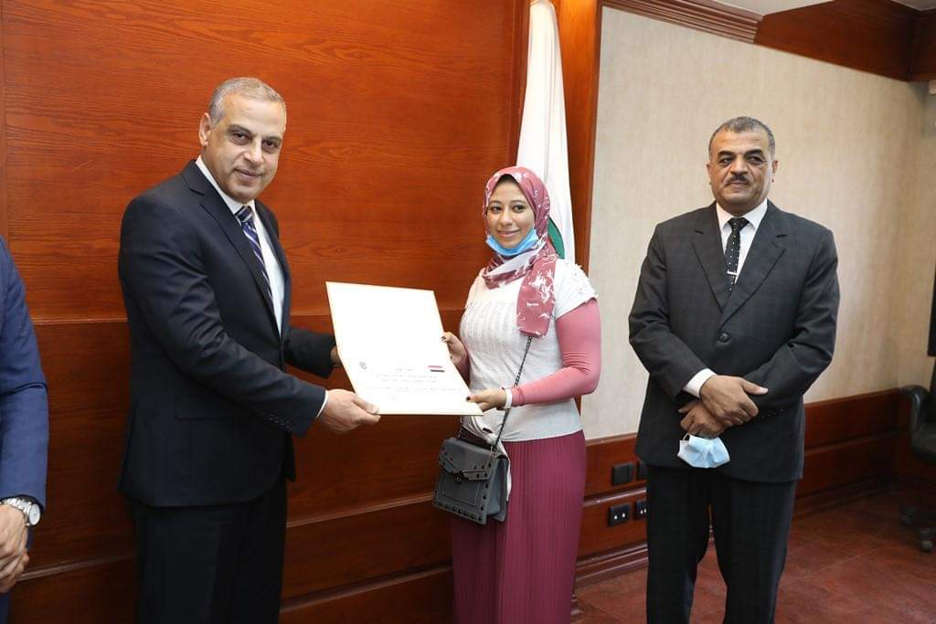 محافظ سوهاج يكرم أوائل الثانوية العامة على مستوى الجمهورية من أبناء المحافظة صور