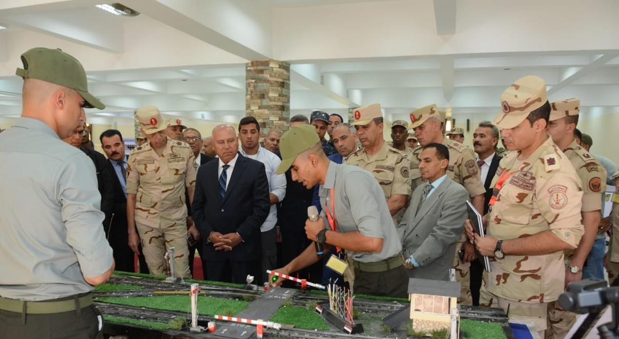 القوات المسلحة تحتفل بتخريج الدفعة الأولى فنيين المرشحين للعمل بالهيئة القومية لسكك حديد مصر بعد إتمام دورتهم التدريبية بالكلية العسكرية التكنولوجية