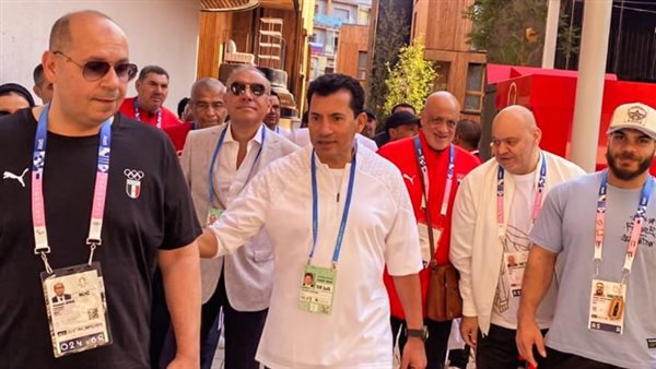 أشرف صبحي يجتمع بالبعثة المصرية بعد خسارة الفراعنة أمام المغرب
