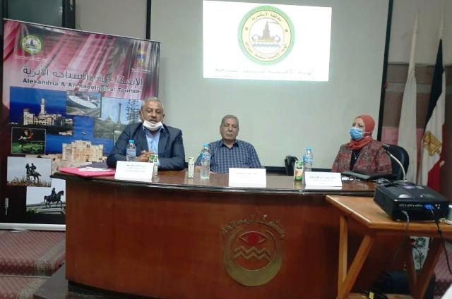 محمد سعد مدير عام الهيئة الأقليمية لتنشيط السياحة يتحدث بندوة الوعى السياحى