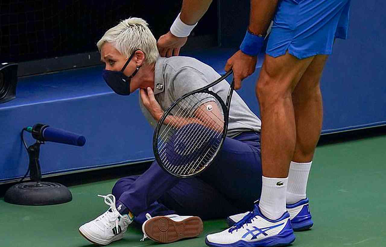 لورا كلارك تتلقى تهديدات بالقتل بعد طرد ديوكوفيتش المصنف أول عالميا.. فيديو