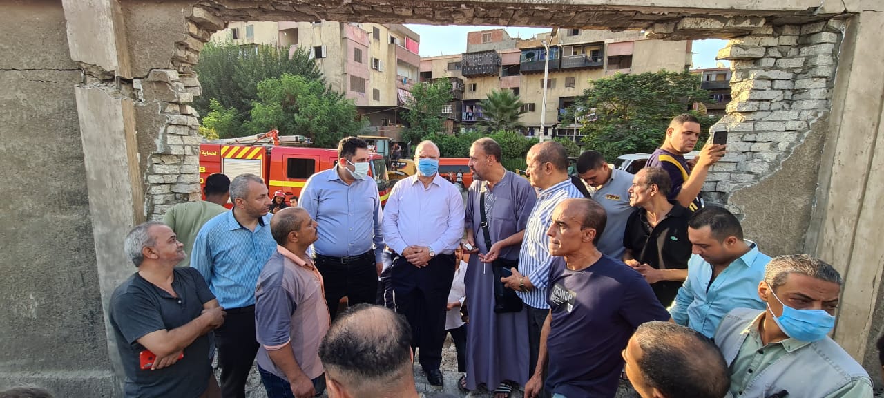 ٢٥ سيارة إطفاء سيطرت على حريق محلات الاخشاب بعزبة الورد دون اصابات او خسائر فى الارواح..