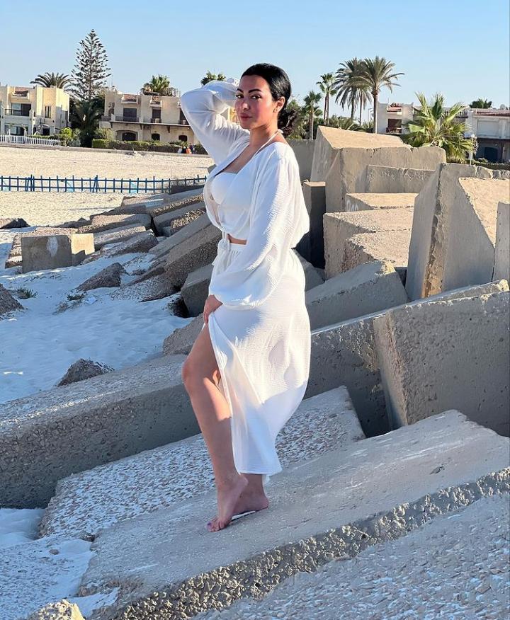 بالأبيض.. ميرهان حسين تبهر متابعيها عبر انستجرام (صور)