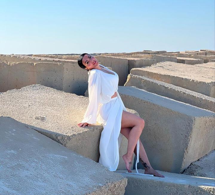 بالأبيض.. ميرهان حسين تبهر متابعيها عبر انستجرام (صور)