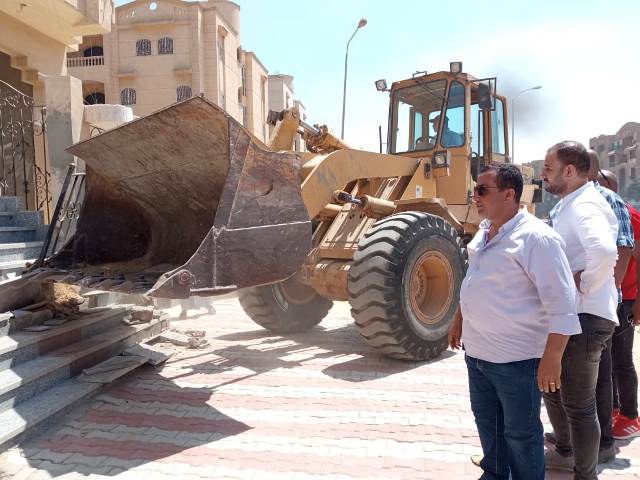 النجار: تنفيذ ٥٧٠ ازالة وغلق بمدينة 6 أكتوبر بالتعاون مع الشرطة.. صور