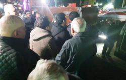 الصدمة والحزن يسيطران على الفنان ايهاب توفيق فى جنازة والده .. صور