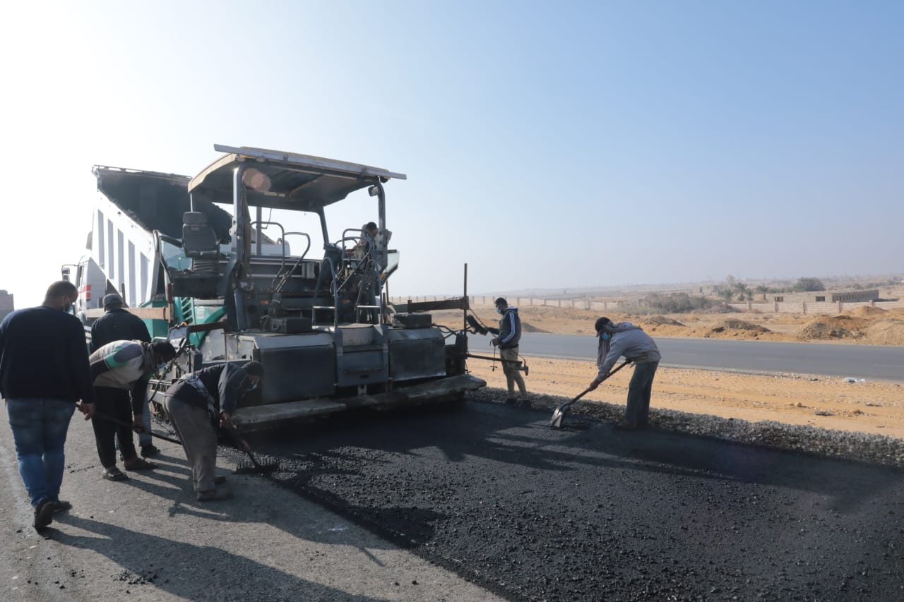 وزير النقل يتابع تنفيذ أعمال المرحلة الثانية من طريق الصعيد الصحراوي الغربي 