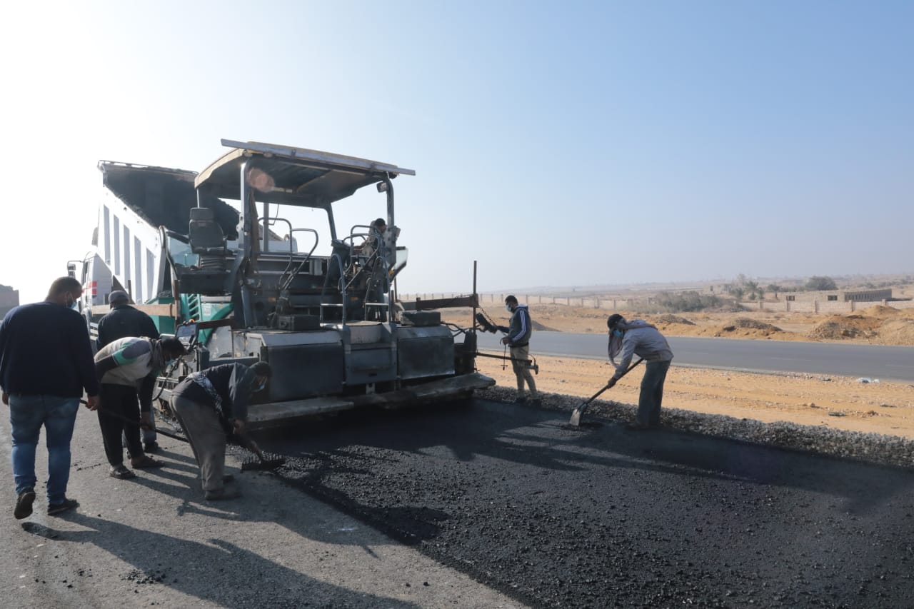 وزير النقل يتابع تنفيذ أعمال المرحلة الثانية من طريق الصعيد الصحراوي الغربي 