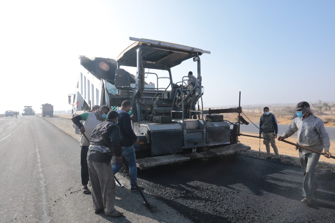 وزير النقل يتابع تنفيذ أعمال المرحلة الثانية من طريق الصعيد الصحراوي الغربي 
