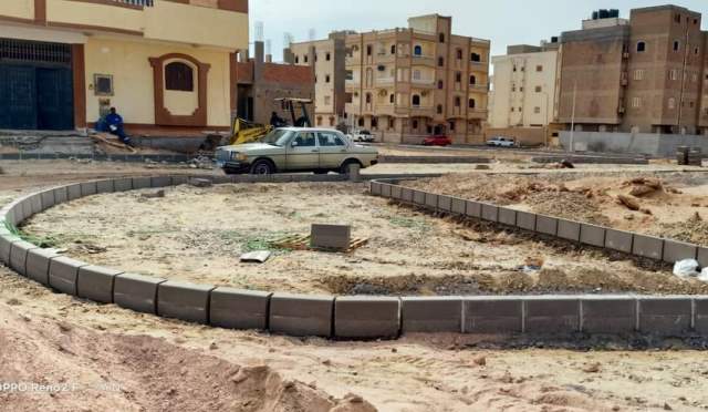 متابعة مشروع رصف الطرق بمنطقة امتداد الصحراوية فى رأس غارب.. بالصور