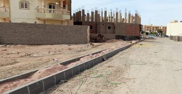 متابعة مشروع رصف الطرق بمنطقة امتداد الصحراوية فى رأس غارب.. بالصور