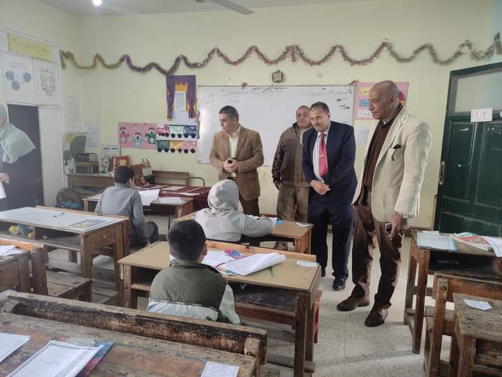 سعيد ندا يتفقد مدارس إدارة العبور التعليمية.. صور