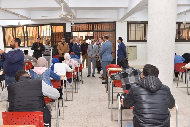 المنشاوى يتفقد سير امتحانات الفصل الدراسي الأول