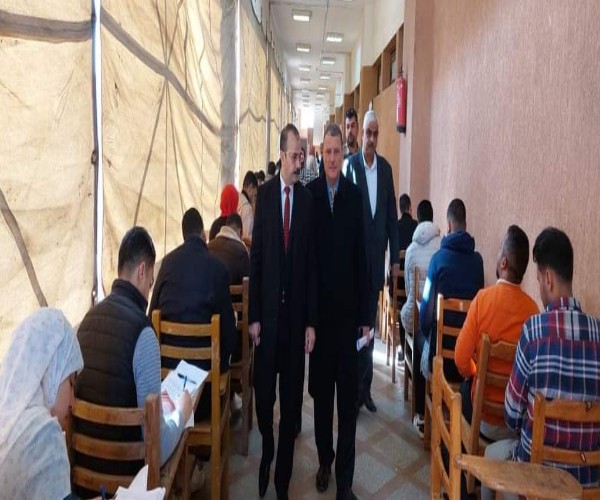 نائب رئيس جامعة بنها يتفقد امتحانات الدراسات العليا بكلية الحقوق 