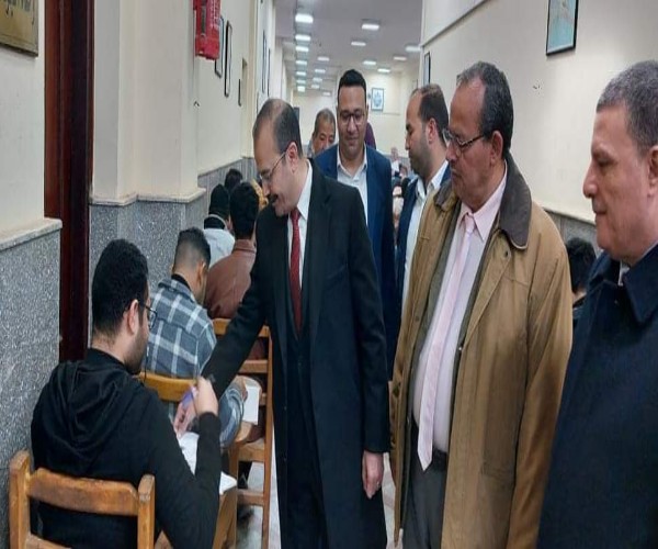 نائب رئيس جامعة بنها يتفقد امتحانات الدراسات العليا بكلية الحقوق 