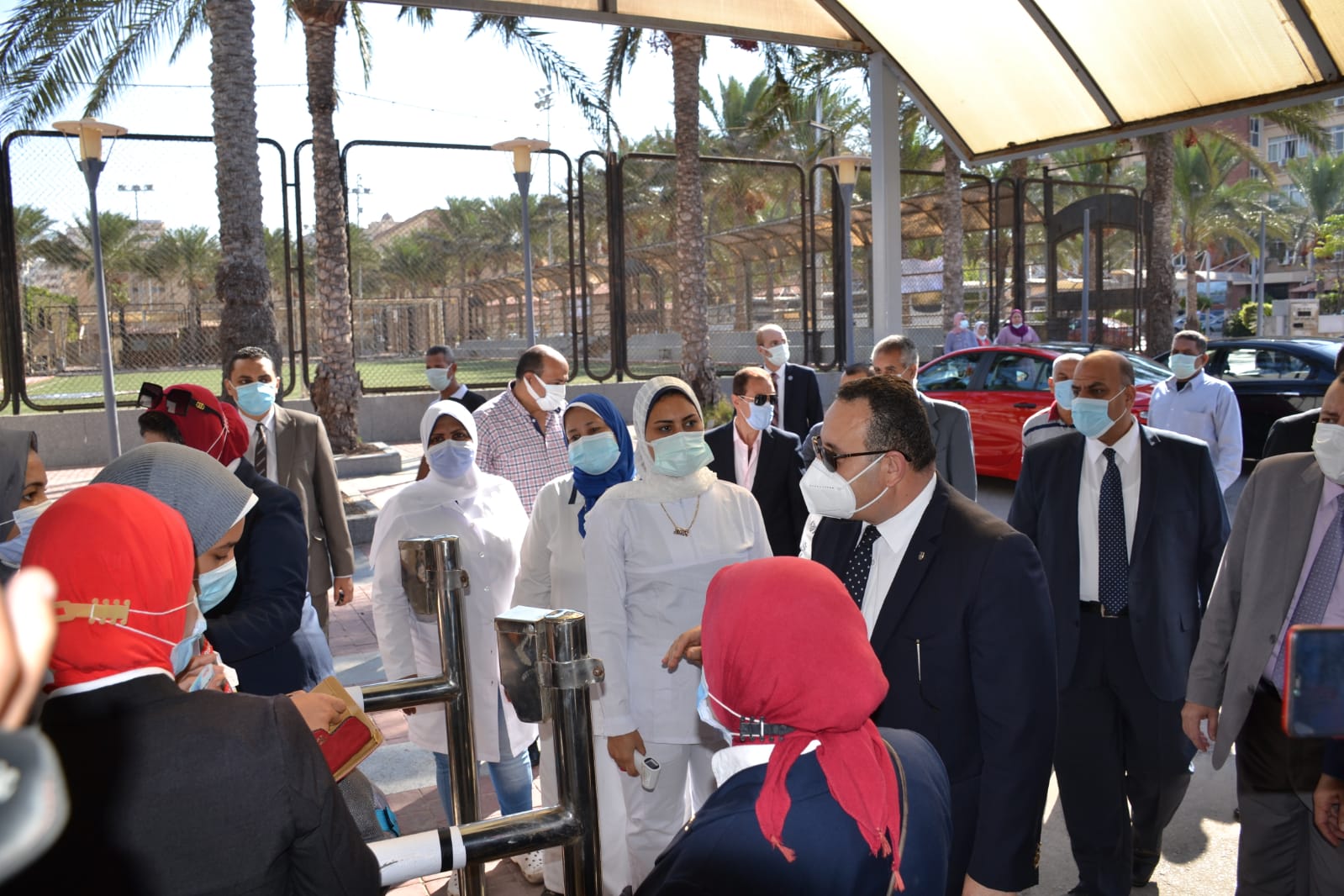 رئيس جامعة الاسكندرية يتفقد سير العملية الدراسية ويجرى حوارا مفتوحا مع الطلاب 