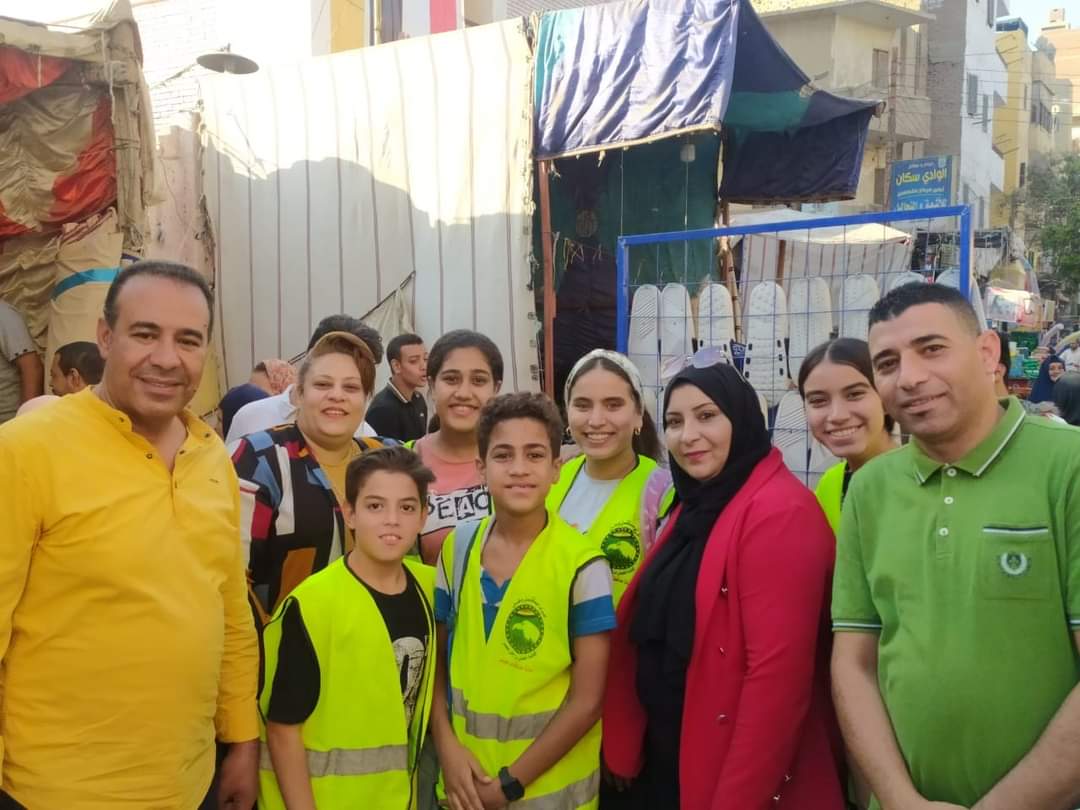 أمانة مستقبل وطن بالواسطى توزع حلوى المولد على المواطنين. 