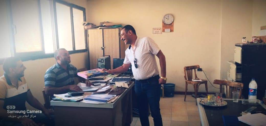 مسيحى يوزع حلوى المولد على زملائه بالشباب والرياضة ببني سويف