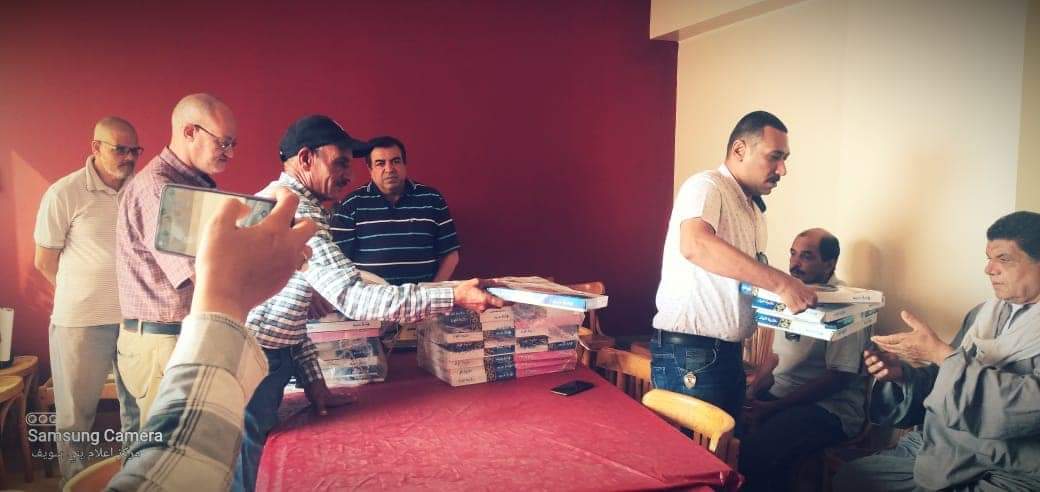 مسيحى يوزع حلوى المولد على زملائه بالشباب والرياضة ببني سويف