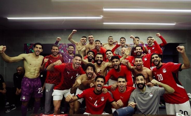 محمد صلاح  و لاعبو منتخب مصر يحتفلون بتأهلهم لمونديال العالم
