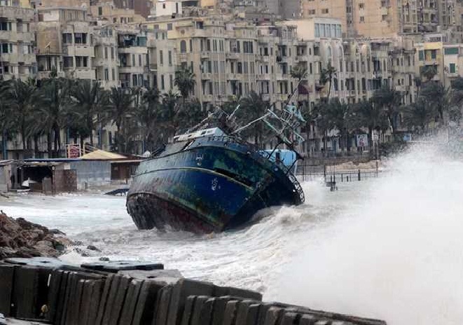   كيف يتعامل ميناء الاسكندرية مع السفن وحركة الشحن والتفريغ اثناء النوات