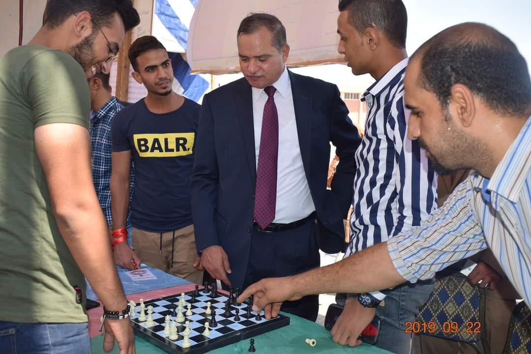 رئيس الجامعة مع فريق الشطرنج 