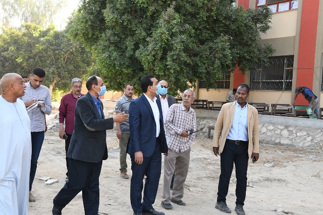 نائب محافظ قنا يتفقد مدرستىّ 