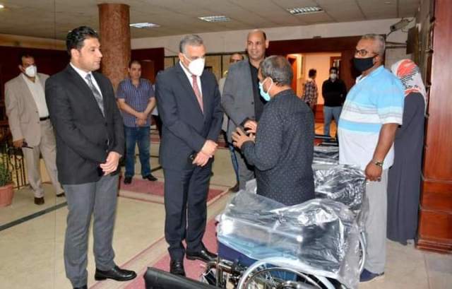 محافظ سوهاج يسلم 5 كراسي متحركة للأشخاص ذوي الإعاقة..صور
