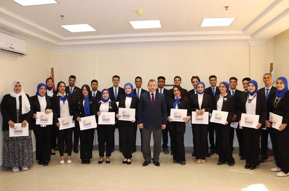 جامعة مطروح تكرم اللجنة المنظمة للمؤتمر العلمي للسياحة والضيافة 