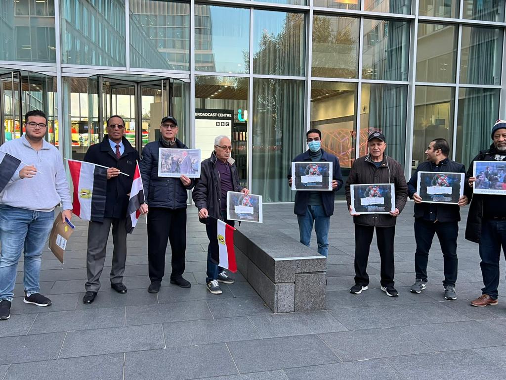 مصريون ينظمون وقفة تضامناً مع النائب عمرو درويش أمام bbc