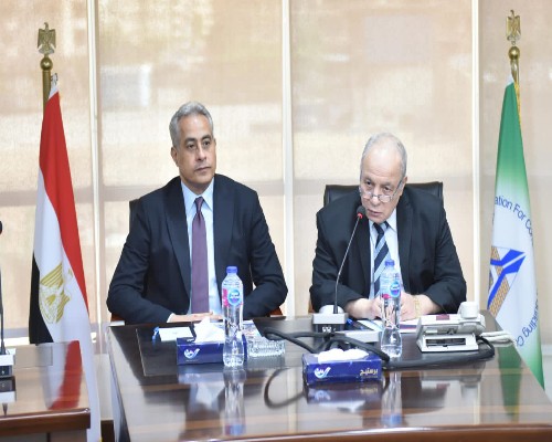 وزير العمل  حسن شحاتة