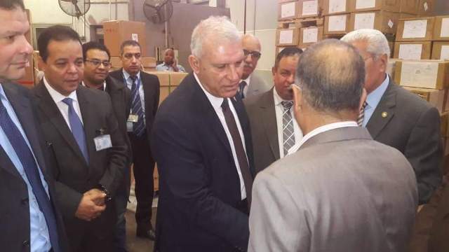 رئيس مصلحة الجمارك يتفقد سير العمل بقرية البضائع البريد الوارد 	x