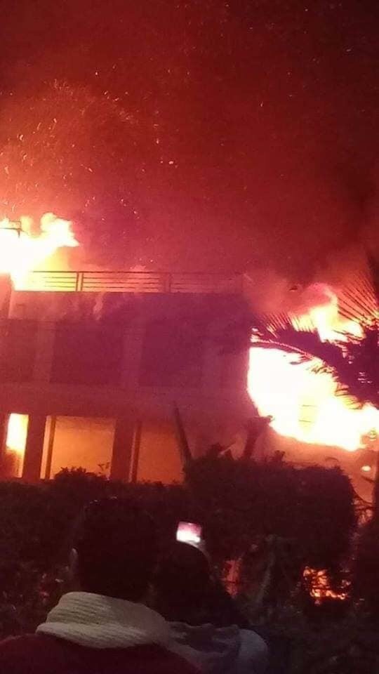 احتراق مركب عائم بالمنصورة وإصابة 3  أفراد أحدهم من قوة الإطفاء .. صور