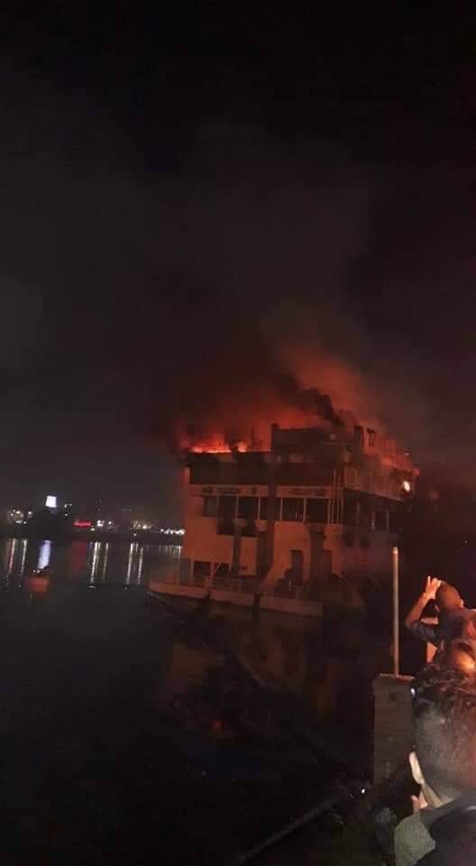 احتراق مركب عائم بالمنصورة وإصابة 3  أفراد أحدهم من قوة الإطفاء .. صور