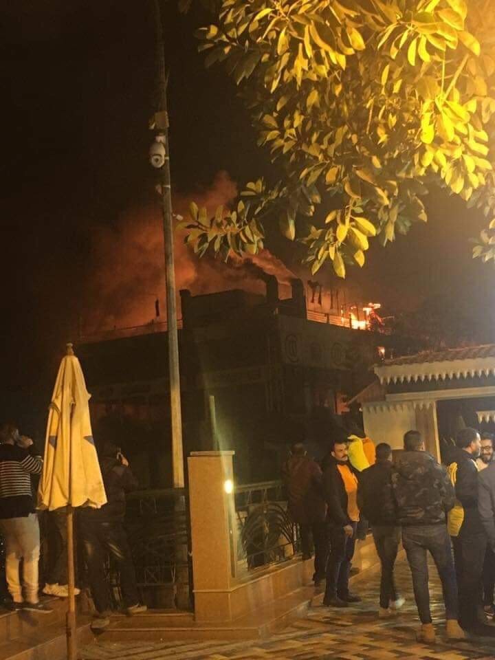 احتراق مركب عائم بالمنصورة وإصابة 3  أفراد أحدهم من قوة الإطفاء .. صور