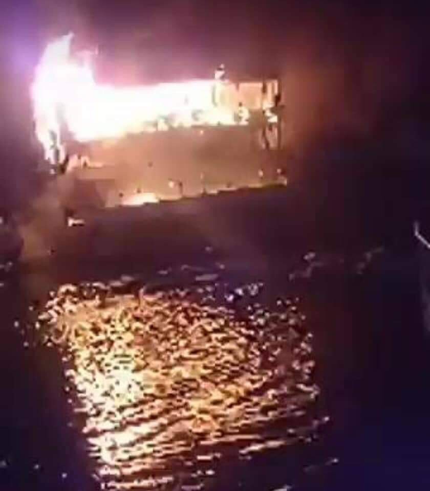 احتراق مركب عائم بالمنصورة وإصابة 3  أفراد أحدهم من قوة الإطفاء .. صور