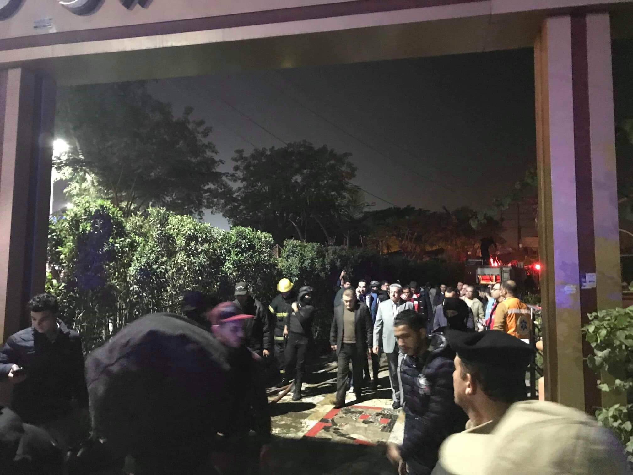 احتراق مركب عائم بالمنصورة وإصابة 3  أفراد أحدهم من قوة الإطفاء .. صور