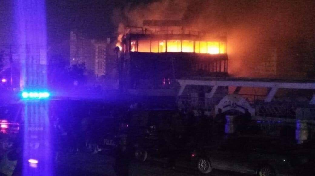 احتراق مركب عائم بالمنصورة وإصابة 3  أفراد أحدهم من قوة الإطفاء .. صور