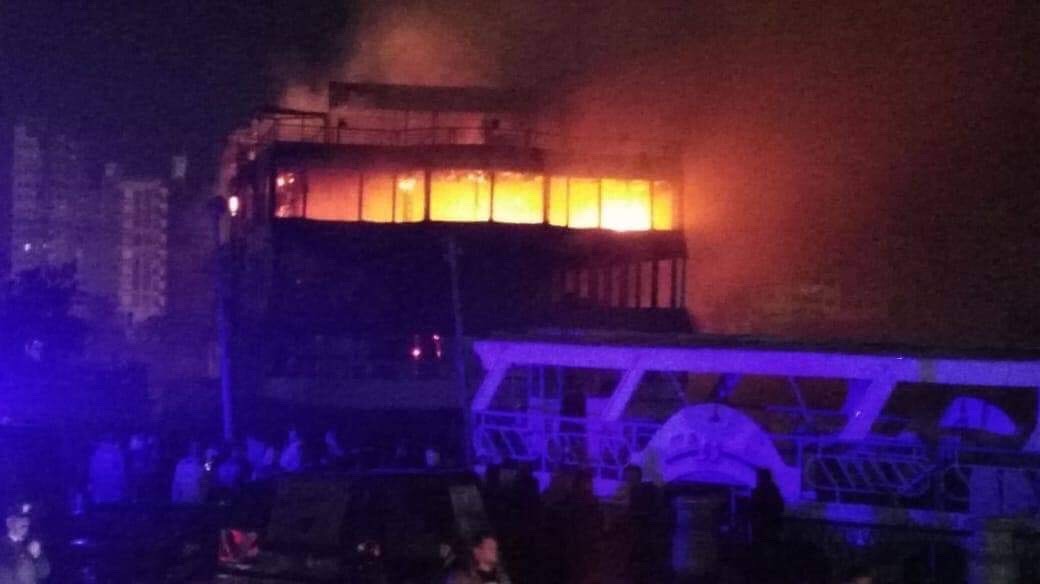 احتراق مركب عائم بالمنصورة وإصابة 3  أفراد أحدهم من قوة الإطفاء .. صور