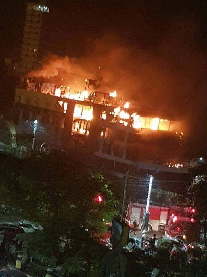 احتراق مركب عائم بالمنصورة وإصابة 3  أفراد أحدهم من قوة الإطفاء .. صور